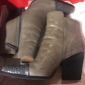 Donald pliner snake skin toe heeled boots